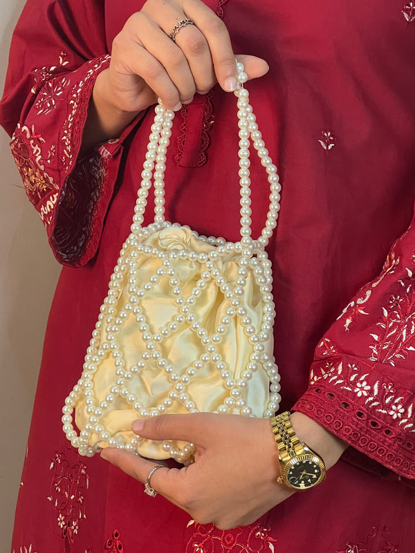 Elegant Pearl Clutch with Gold Chain Strap (Skin)