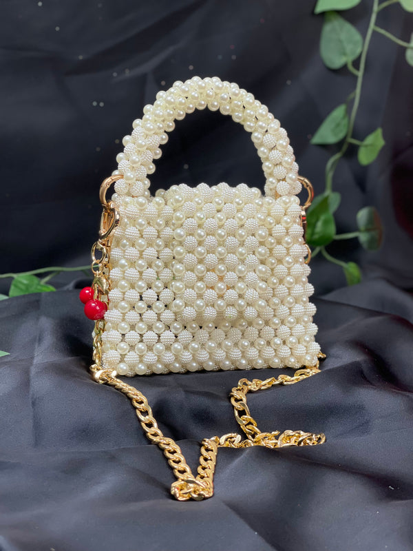 Elegant Pearl Clutch with Gold Chain Strap (Skin)